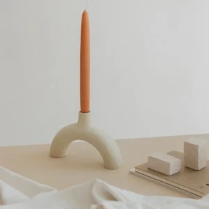 PORTAVELAS EN ARCO DE CERÁMICA BLANCA